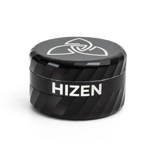 Hizen 3 Teiliger Alu Grinder Geriffelter Rand Frontansicht