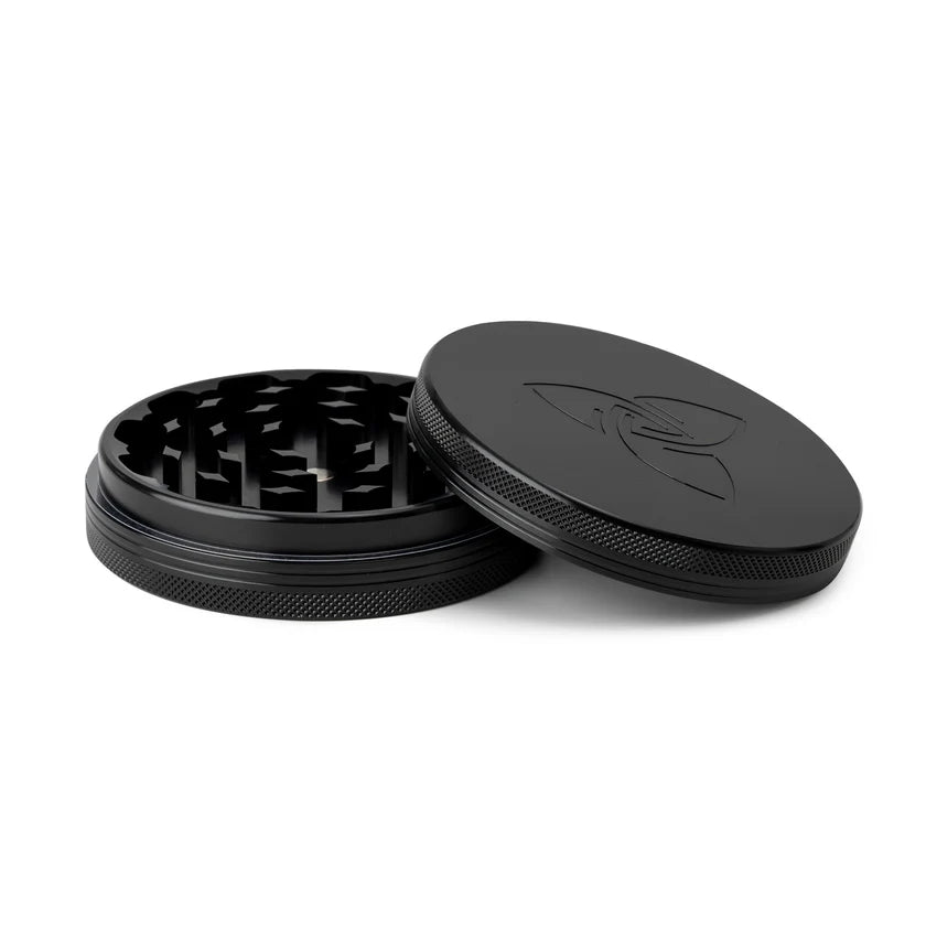 Hizen Alu Grinder XXL 2 teilig schwarz geöffnet