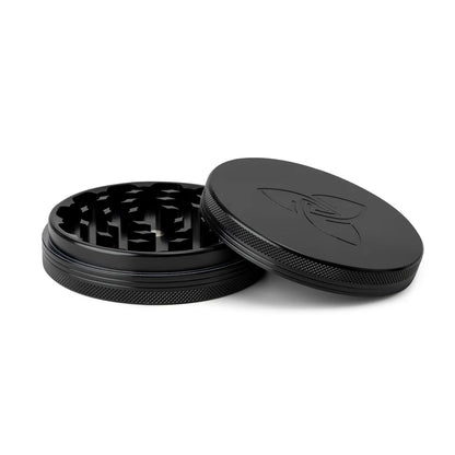 Hizen Alu Grinder XXL 2 teilig schwarz geöffnet