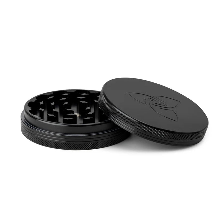 Hizen Alu Grinder XXL 2 teilig schwarz geöffnet