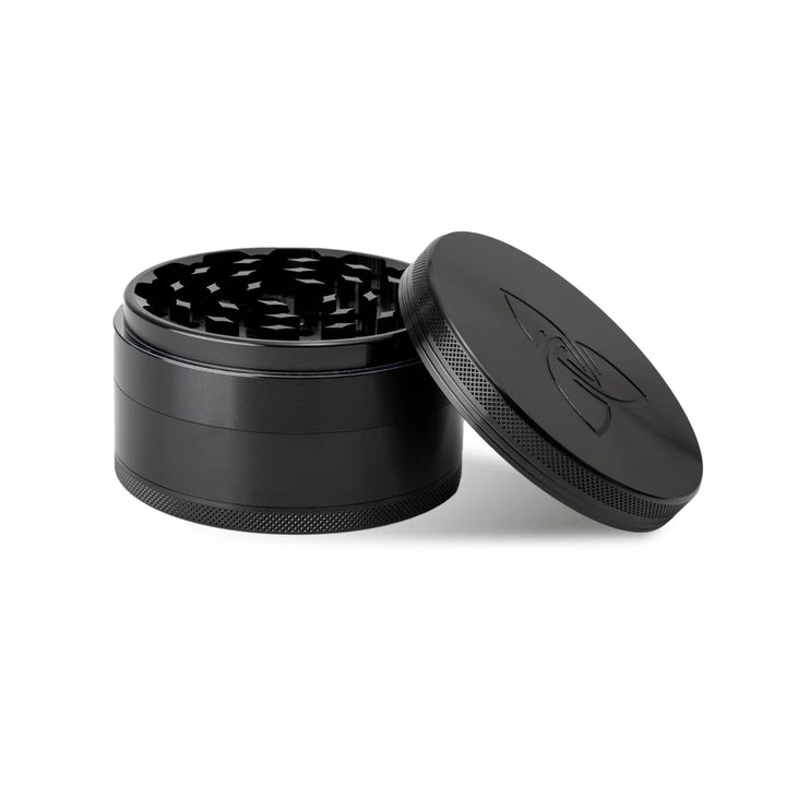 Hizen Alu Grinder 4 Teilig mit Pollensieb schwarz offen