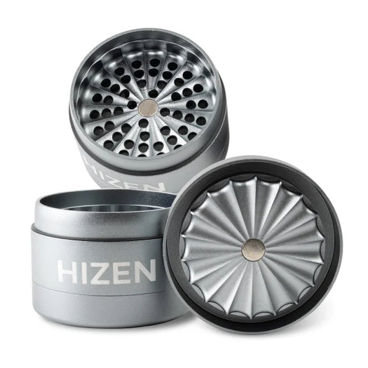 Hizen Grinder Alu ohne Zähne Silber 63mm Frontansicht