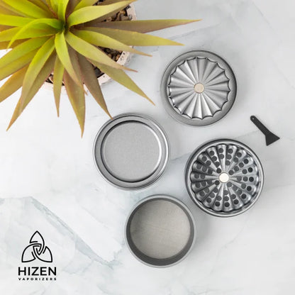 Hizen Grinder Alu ohne Zähne Silber 63mm zerlegt liegend