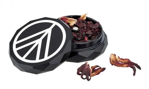 Norddampf Grinder 2-teilig in Schwarz in der Anwendung beim Zerkleinern von Kräutern