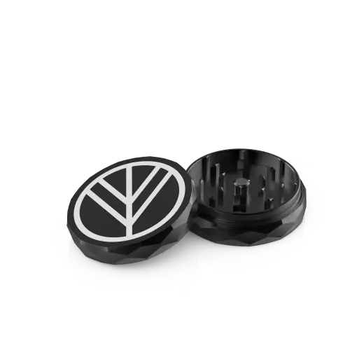 Geöffneter Norddampf Grinder 2-teilig in Schwarz mit Magnetdeckel und scharfen Mahlzähnen
