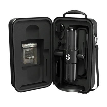 Stündenglass Gravity Infuser Transportkoffer offen befüllt Frontansicht